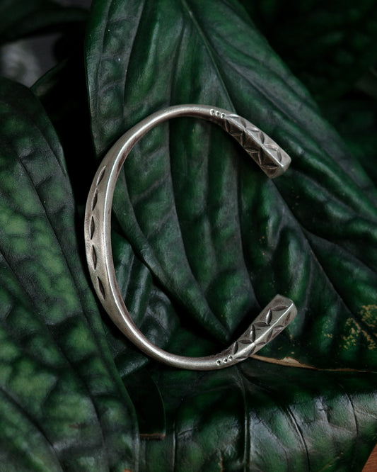 Karen Hill Tribe Silver Work , Bangle handcrafted in Thailand by Taki . Job's Tear pattern. Sold in Hong Kong by certified.fingers. 香港選物手工銀飾